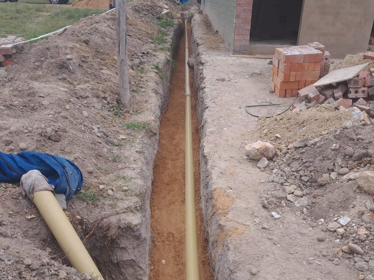 Jetting hose and drain pipe in an open trench