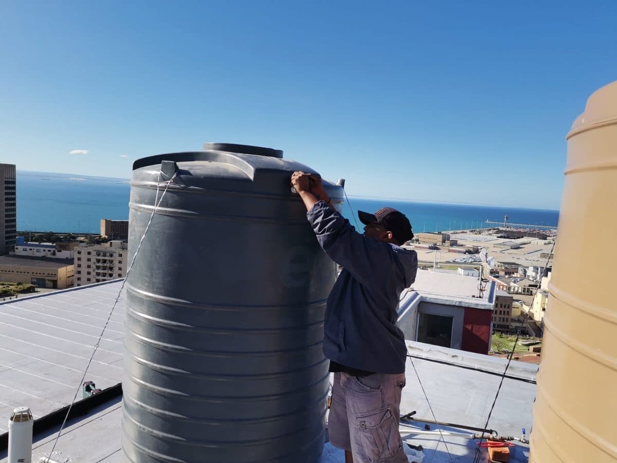 Water tank installation on a rooftop