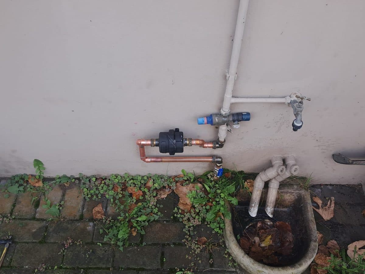 Outside tap and drain connection at a building