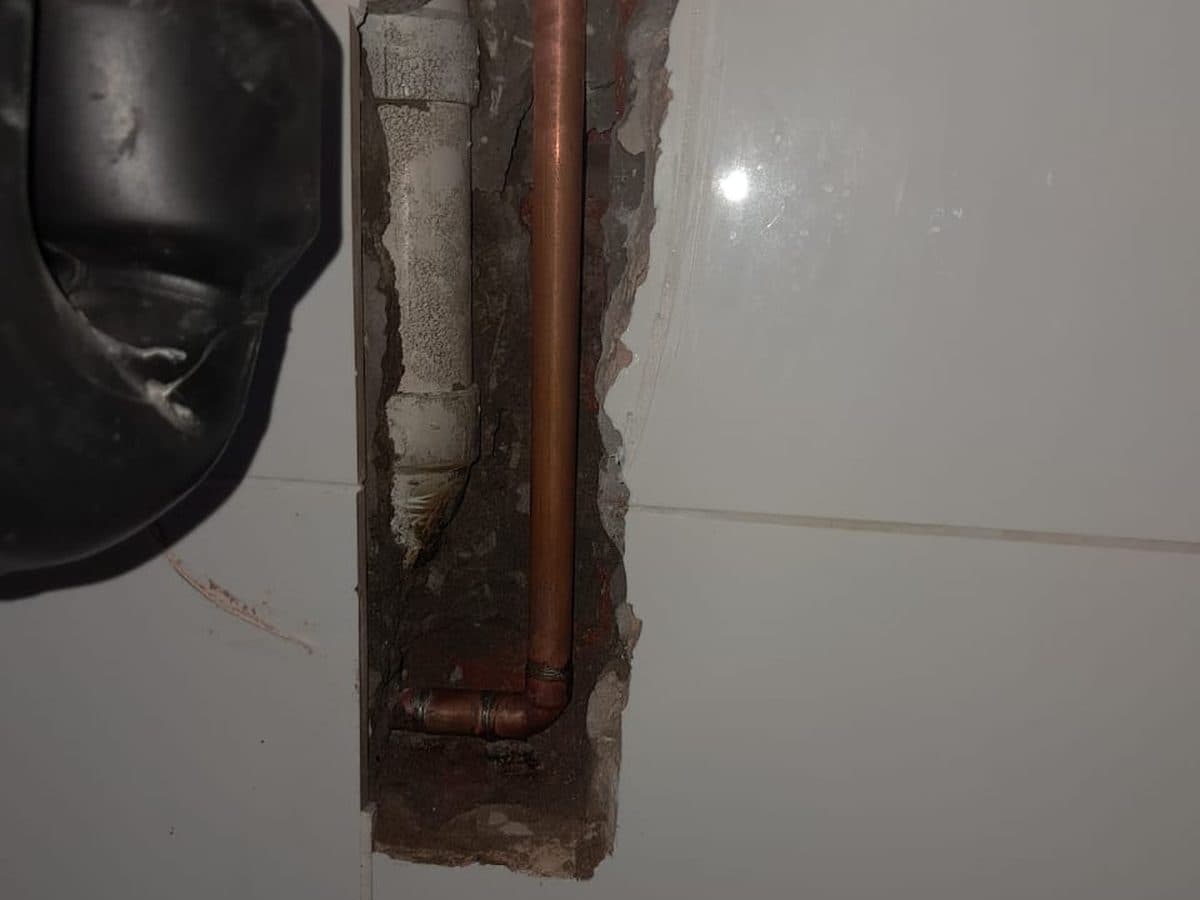 Basin waste pipe and trap